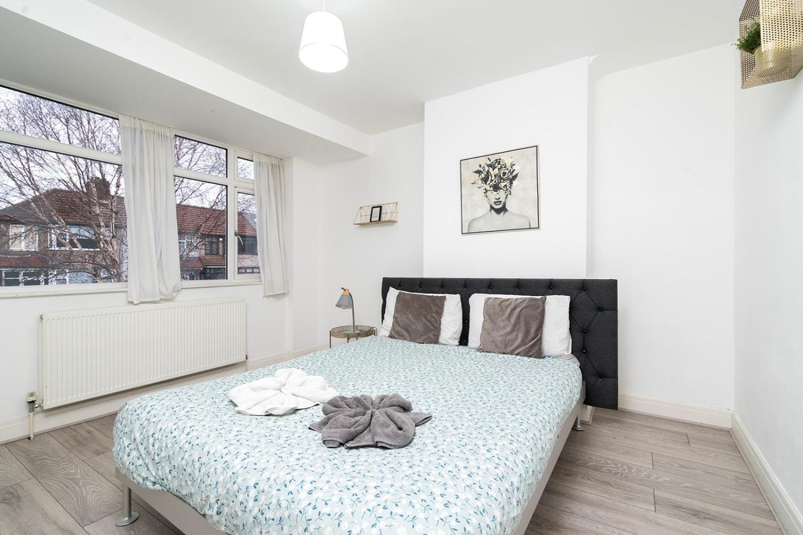 Large 4 Bedroom House With Parking Available ロンドン エクステリア 写真