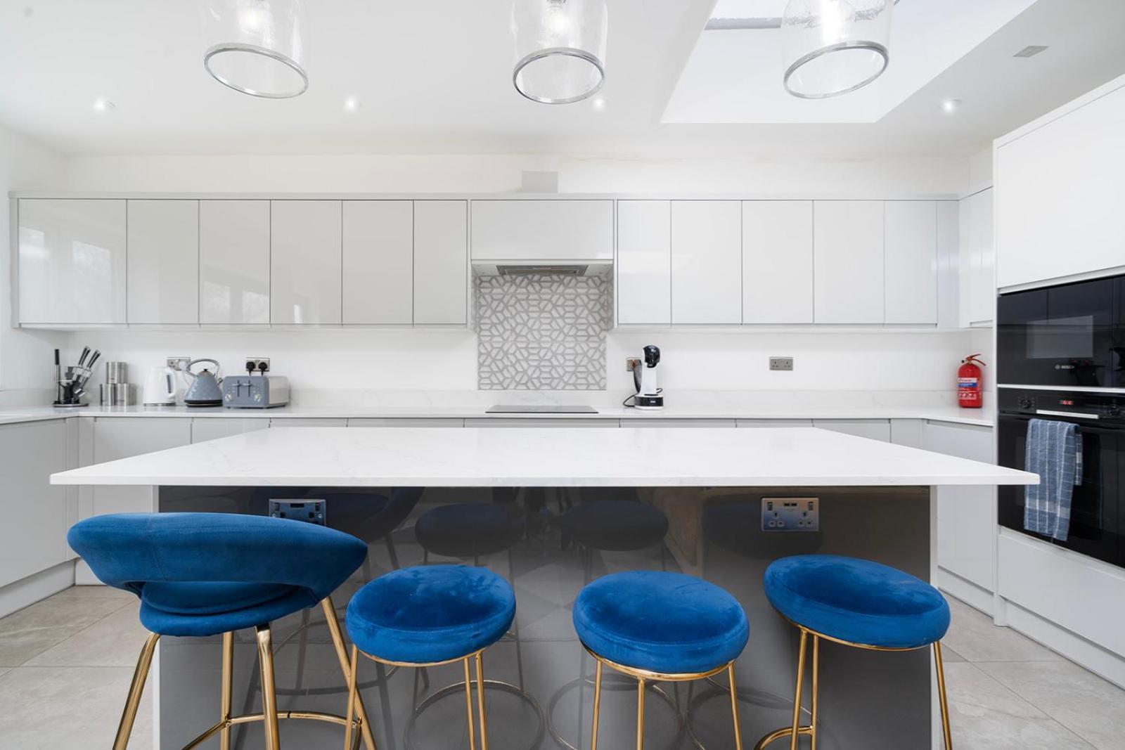 Large 4 Bedroom House With Parking Available ロンドン エクステリア 写真
